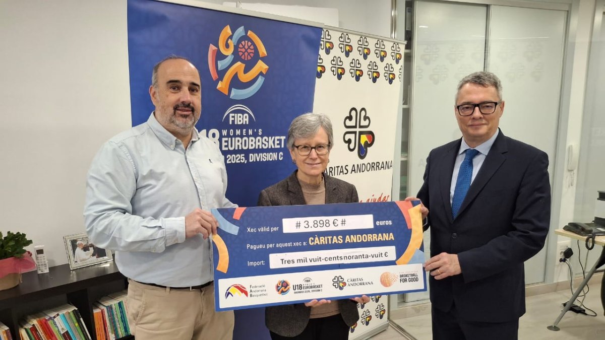 Acte de lliurament del xec a Càritas.