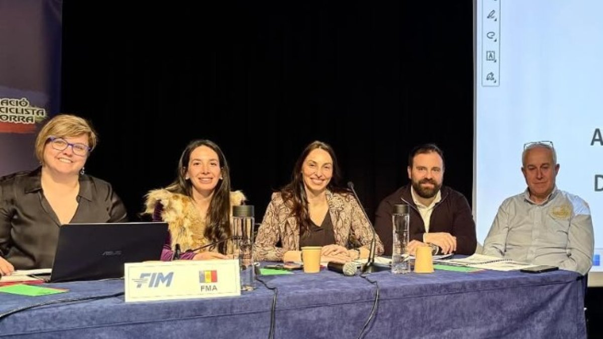 Natàlia Gallego, al centre, en una assemblea.