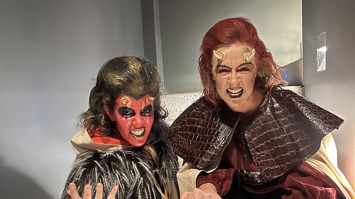 Alumnes de l’escola caracteritzats de dimonis.