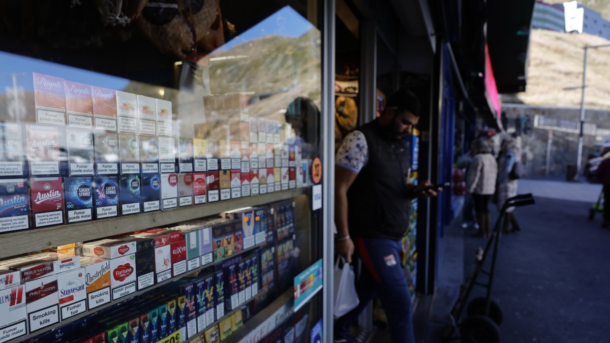 Aparador d’un comerç del Pas de la Casa.