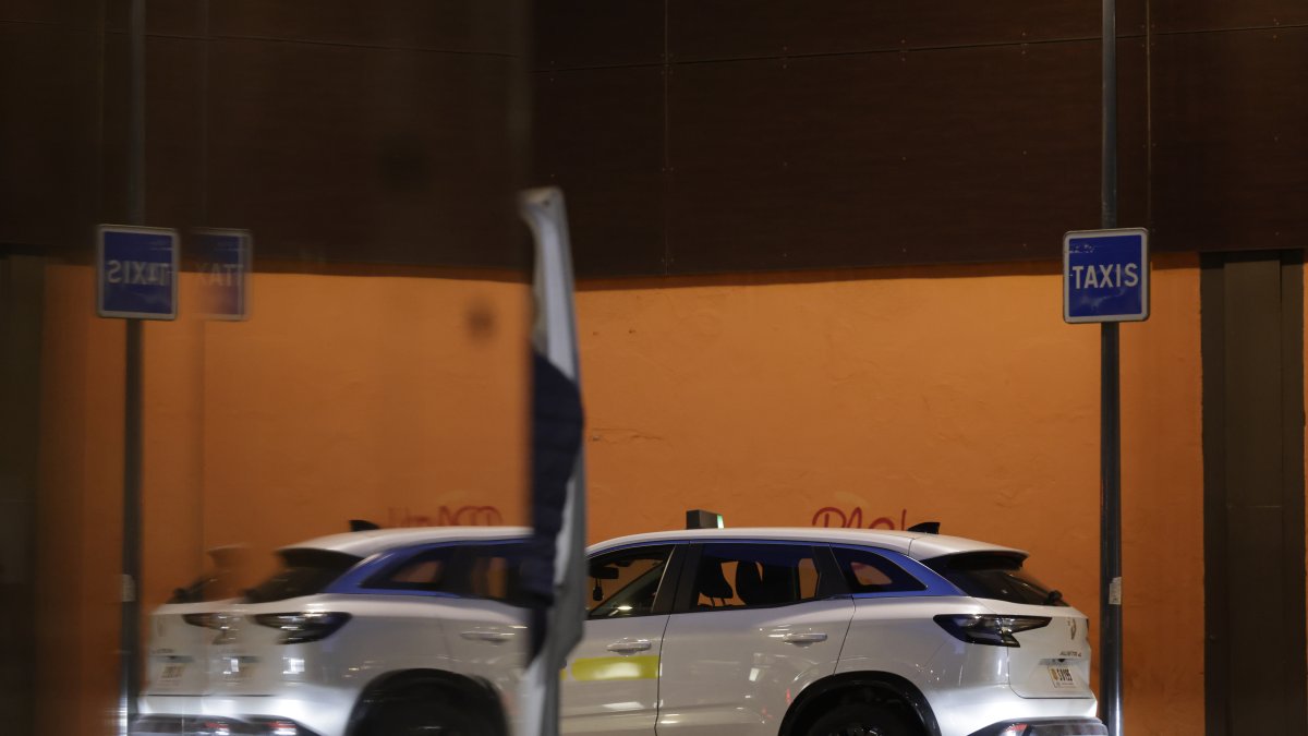 Un taxi en una parada de la capital.