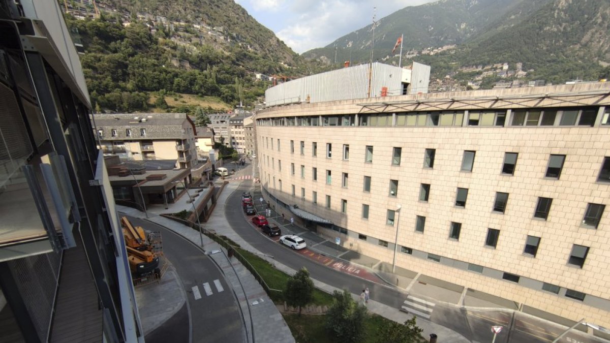Una perspectiva allunyada de l'hospital d'Andorra