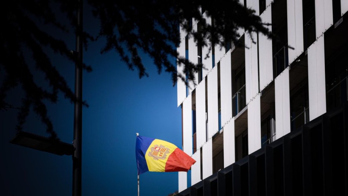 La bandera andorrana onejant.