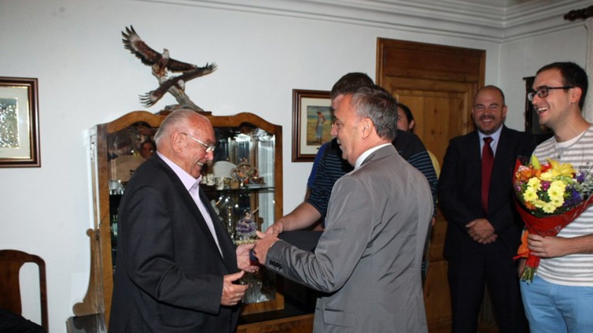 Pere Font Moles homenatjat pel cònsol d'Encamp, Jordi Mas.