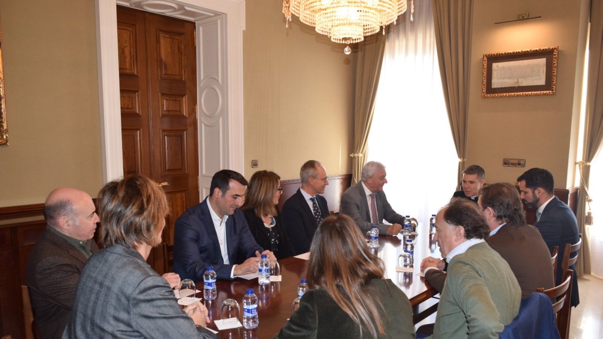 La junta directiva de la CEA, a la trobada amb el Copríncep episcopal, Josep Lluís Serrano al Palau Episcopal.