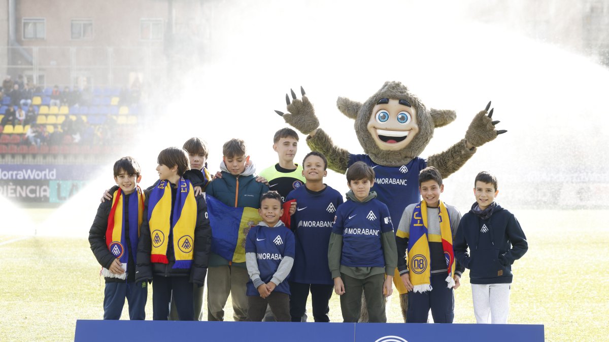 Els joves animadors de l'FC Andorra amb el Tamarro.