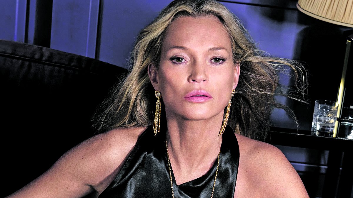 Messika celebra els vint anys amb una campanya festiva protagonitzada per Kate Moss, on llum, moviment i complicitat transmeten l’esperit de celebració.