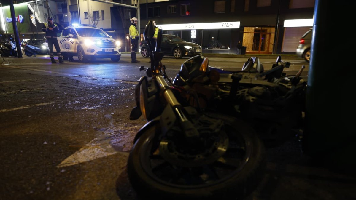 La moto accidentada i darrere, la policia