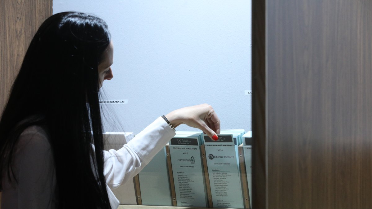 Una jove triant la papereta, el 2019.