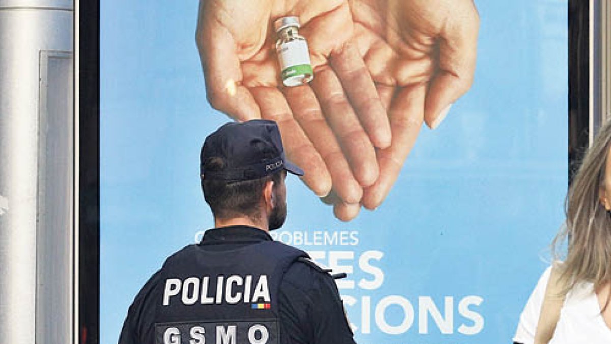 Un agent de la policia.