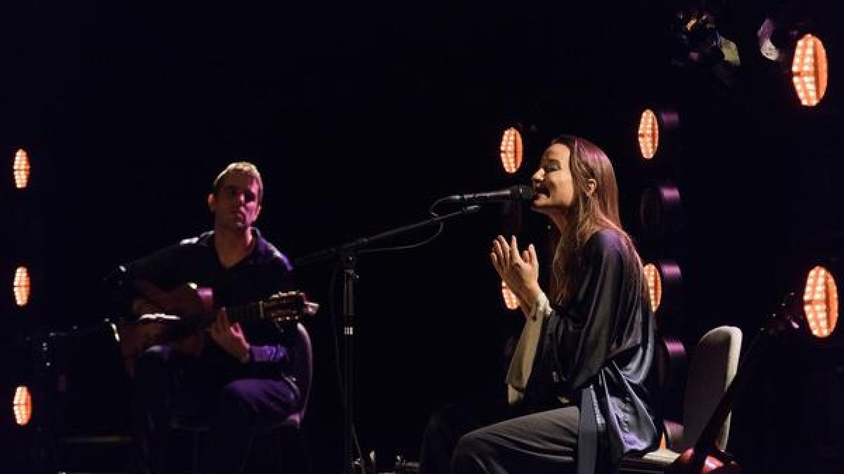 Judit Neddermann i Pau Figueres durant el concert.