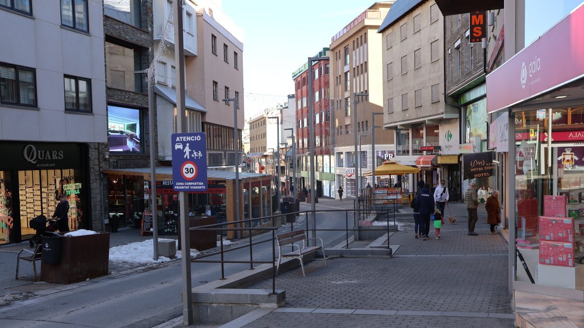El carrer Major del Pas de la Casa amb menys afluència de gent.