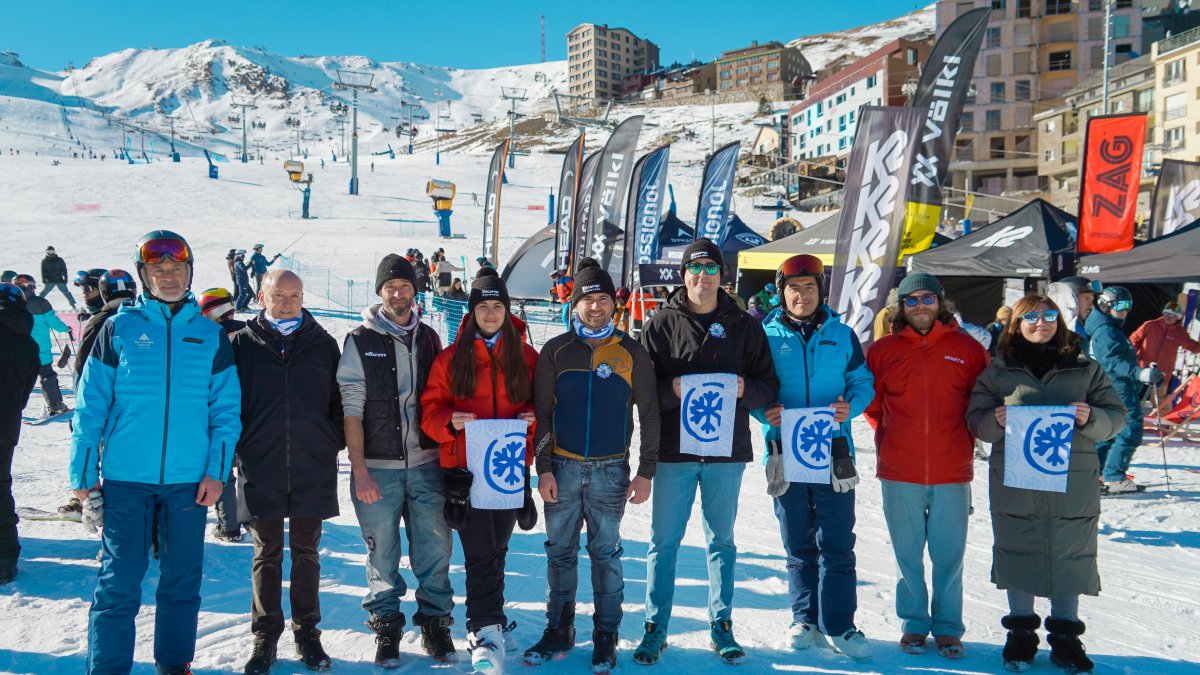 Les autoritats comunals, comerciants i membres de Grandvalira al Pas durant el NeuFest.