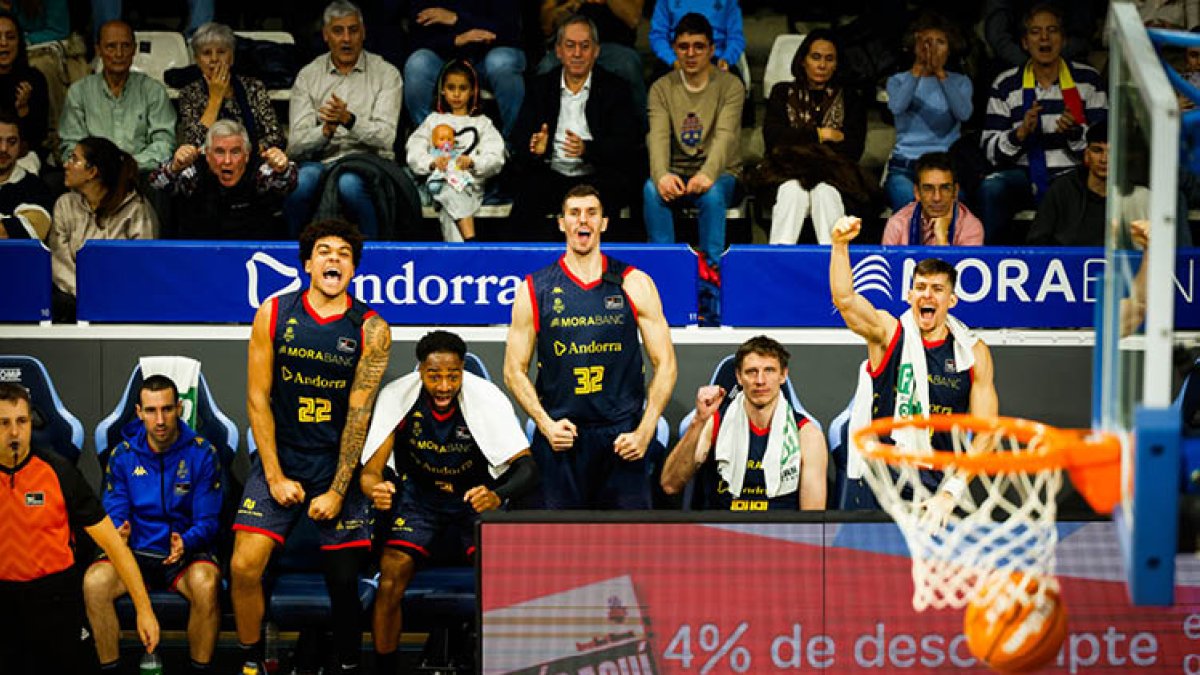 Els tricolors celebren una esmaixada.