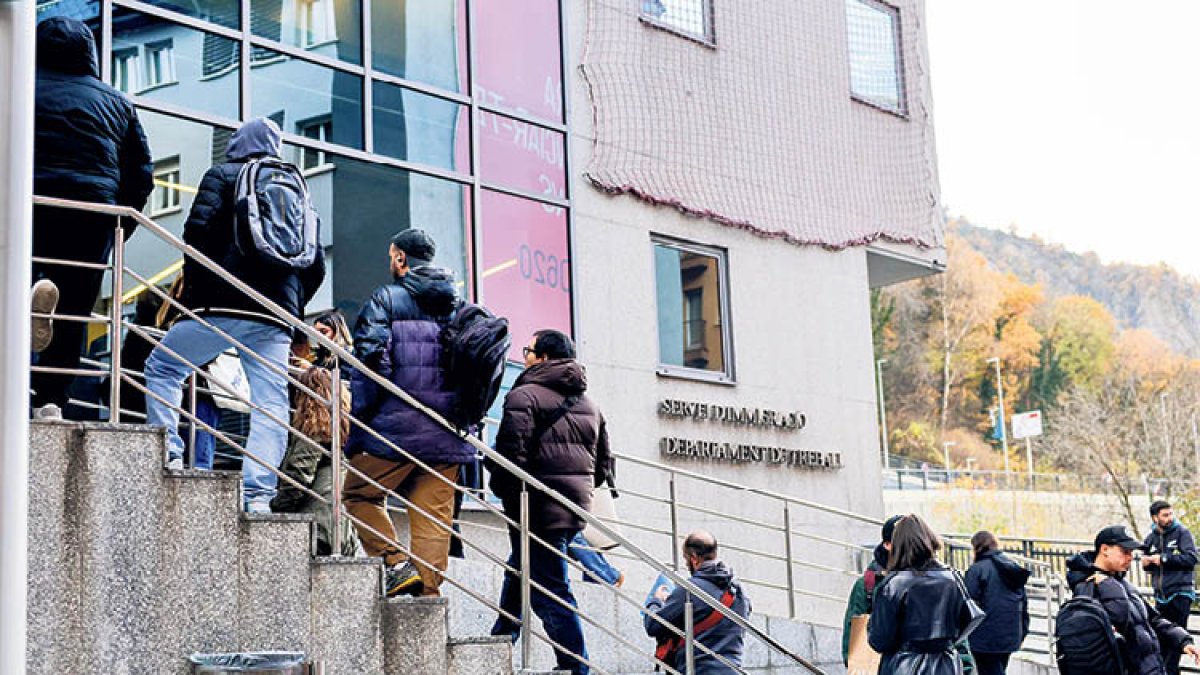 Cua de temporers al Servei d’Immigració.