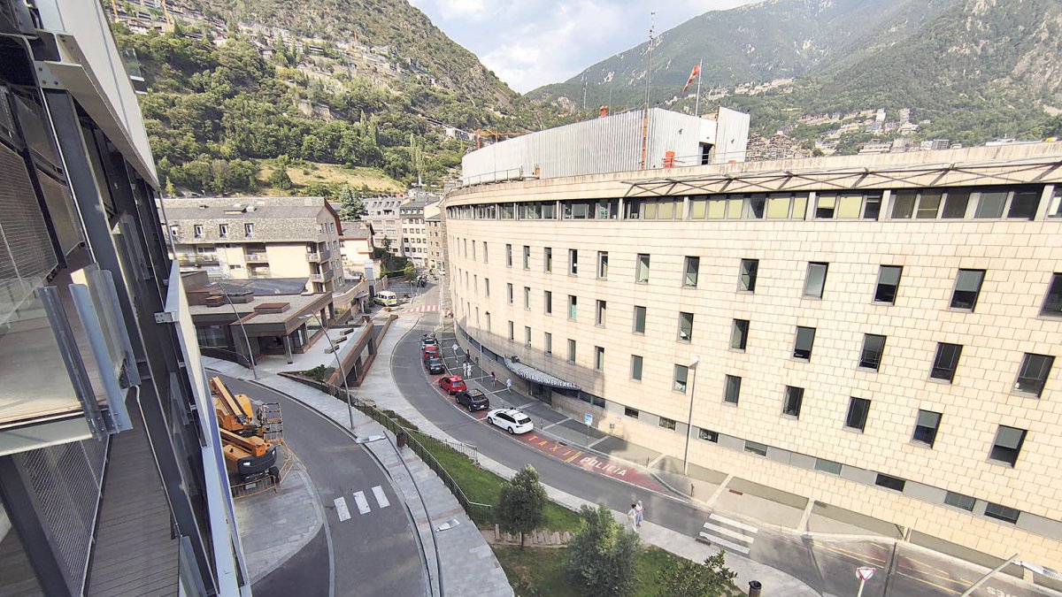 La part del darrere de l’hospital.