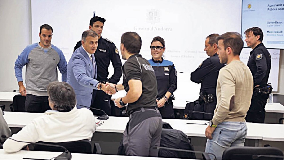 Rossell durant una reunió amb els sindicats.