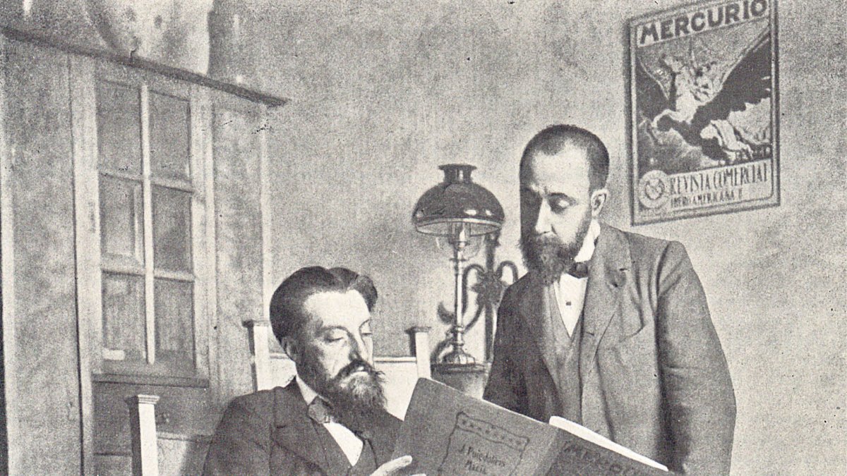 Josep Zulueta, assegut, amb el seu amic Frederic Rahola l’any 1903.