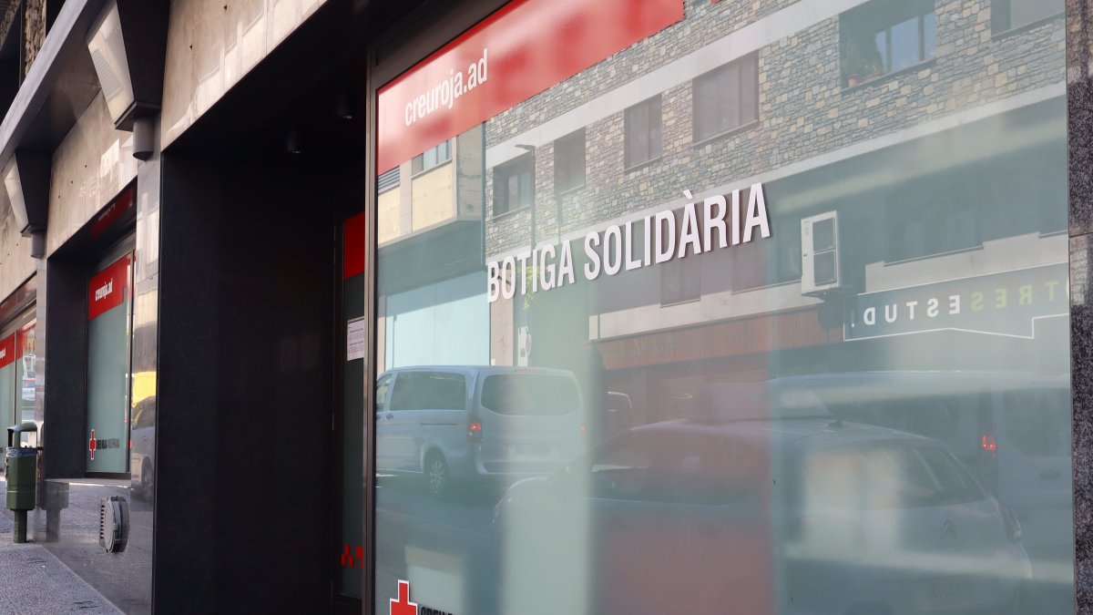 L'entrada a la botiga solidària de la Creu Roja Andorrana.
