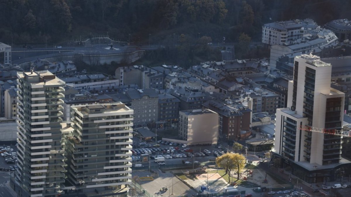 La parcel·la on comencen les obres de tres nous edificis.