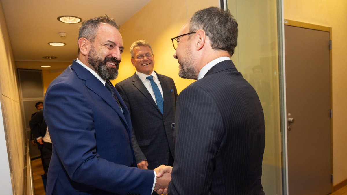 Beccari i Xavier Espot se saluden, a Brussel·les.