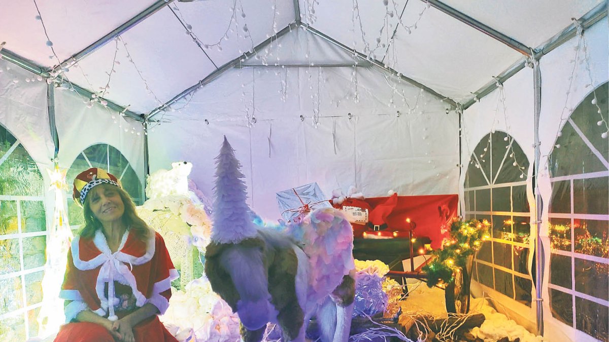 La creadora en un dels ambients nadalencs elaborats a casa seva.