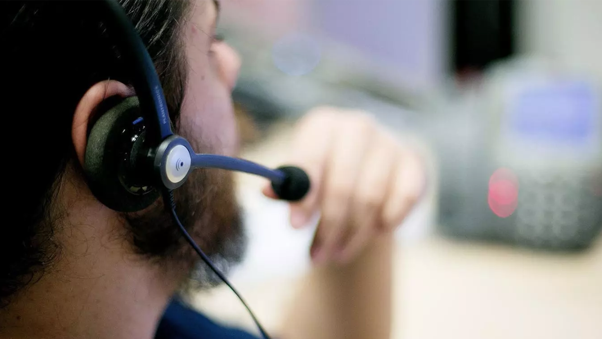 Un teleoperador al seu lloc de treball.