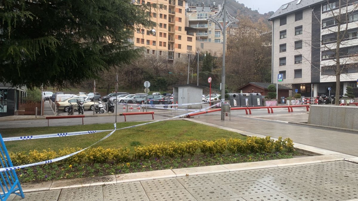 La tanca de protecció trencada.