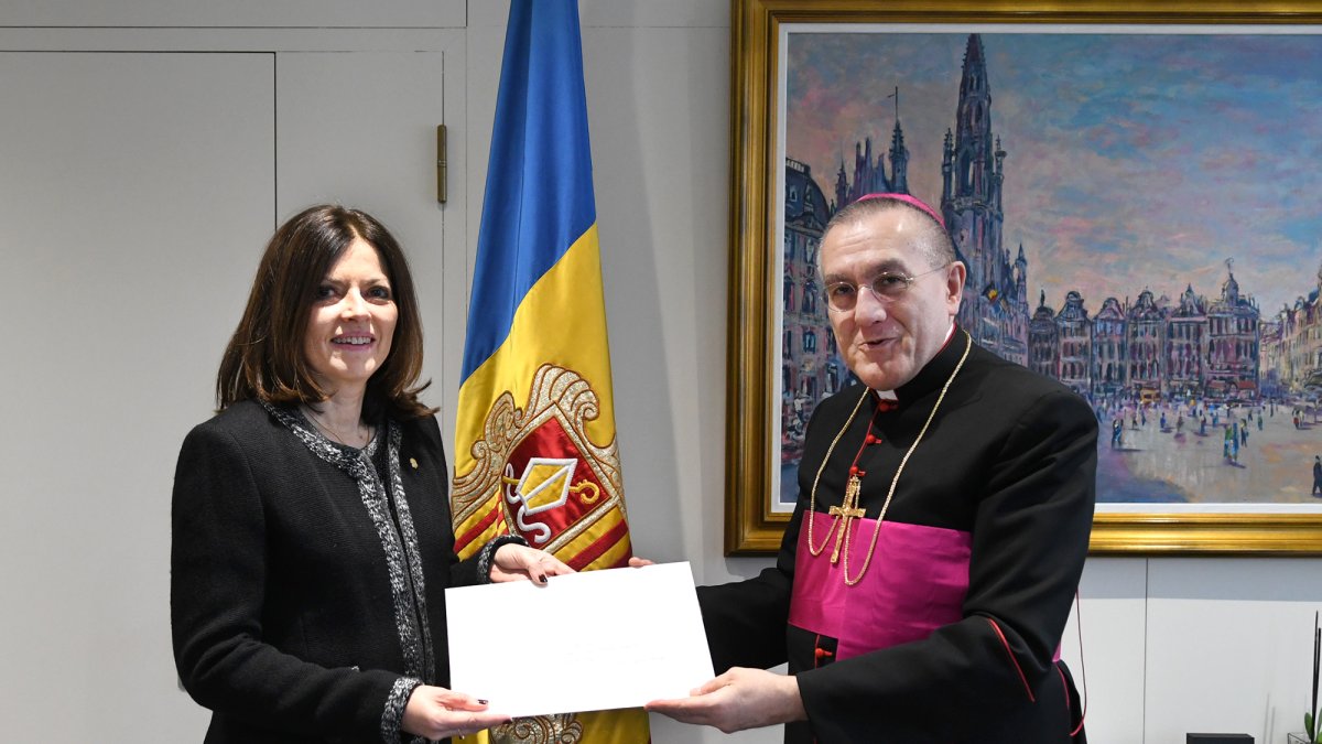 La ministra d'Afers Exteriors, Imma Tor, rebent les còpies d'estil del nou nunci apostòlic, Piero Pioppo.