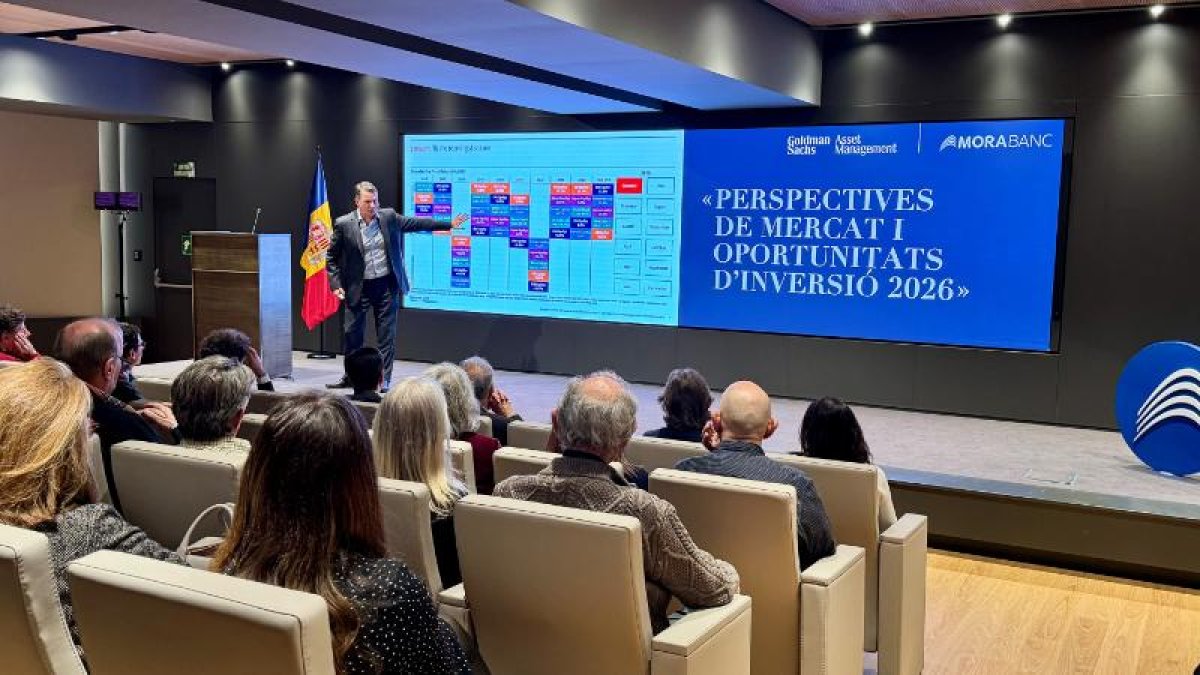 El director d’Estratègia per a Mercats Internacionals de Goldman Sachs Asset Management, James Ashley, durant la conferència a l'Auditori MoraBanc.