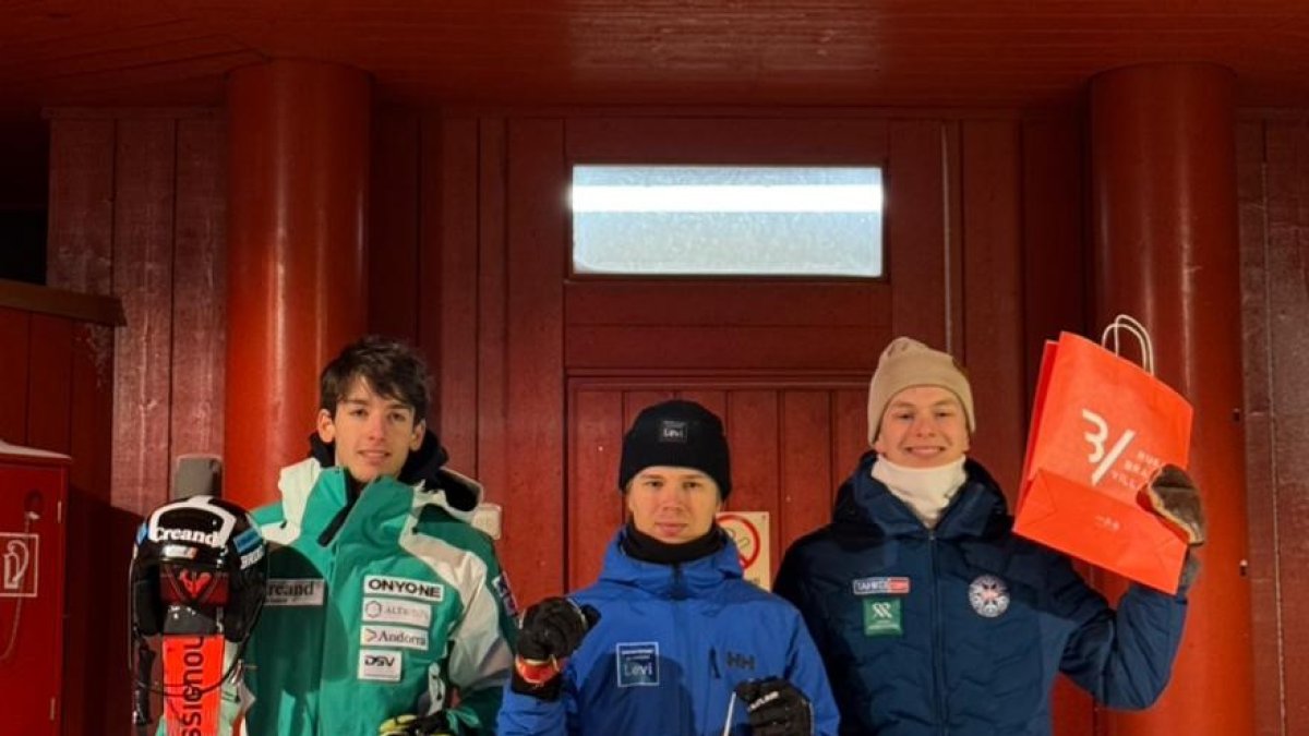 Àlvar Calvo, a l’esquerra, al podi de l’eslàlom FIS.