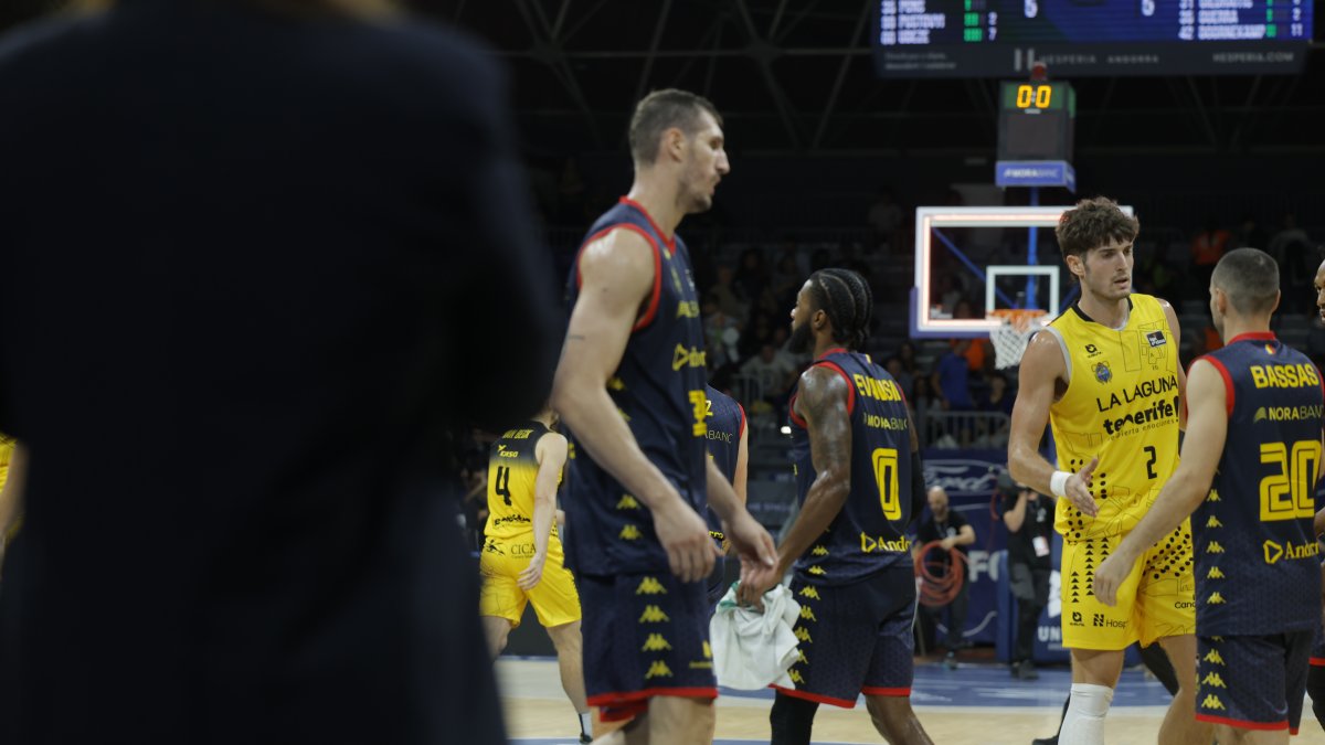 Kostadinov saludant Bassas al Poliesportiu.