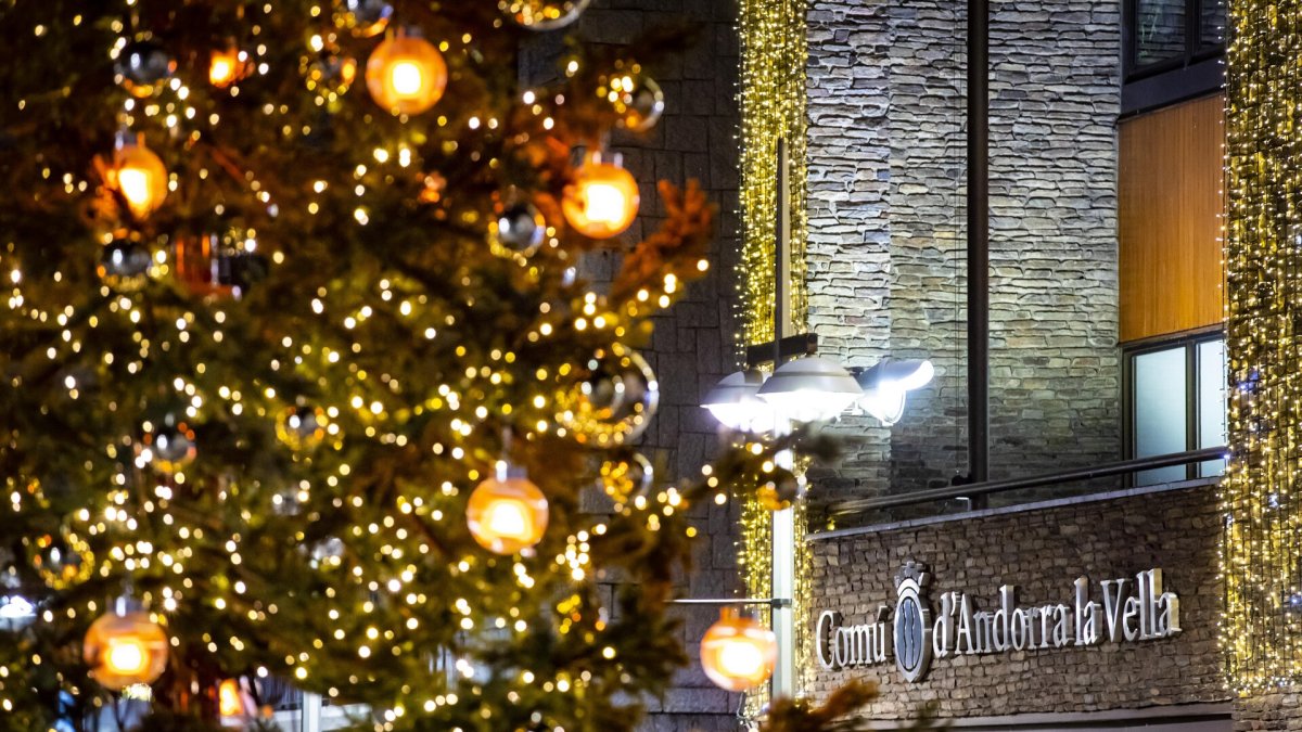 La façana del comú d'Andorra la Vella amb decoracions nadalenques
