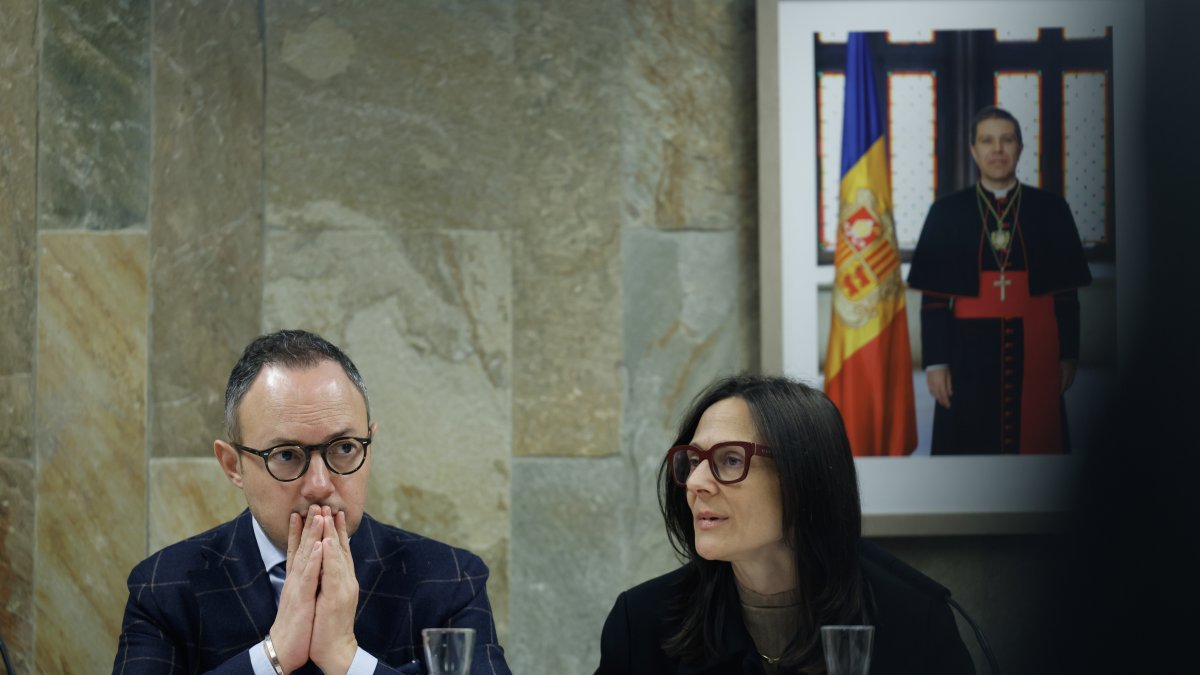 El cap de Govern, Xavier Espot, amb la mínistra d'Interior i Justícia, Ester Molné, durant l'esmorzar de Nadal amb la premsa.