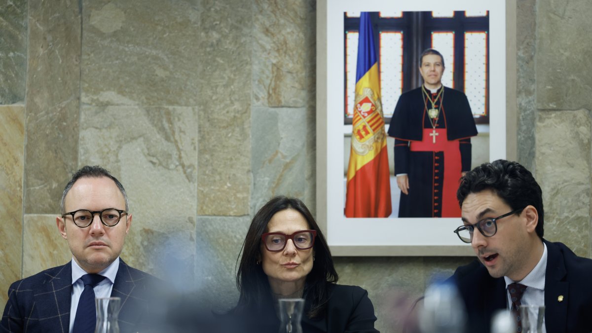 El cap de Govern, Xavier Espot, amb la mínistra d'Interior i Justícia, Ester Molné, i el ministre de Medi Ambient, Guillem Casal, a l'esmorzar amb la premsa.