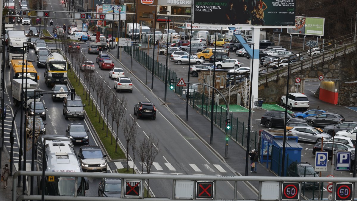 Retencions de baixada a l'avinguda Tarragona.