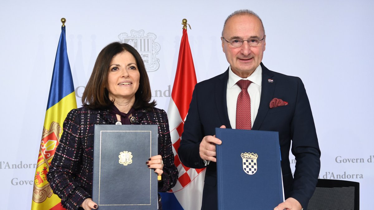La ministra d’Afers Exteriors, Imma Tor, i el ministre d’Afers Exteriors i Europeus croat, Gordan Grlić Radman, durant la signatura de l'acord de mobilitat.