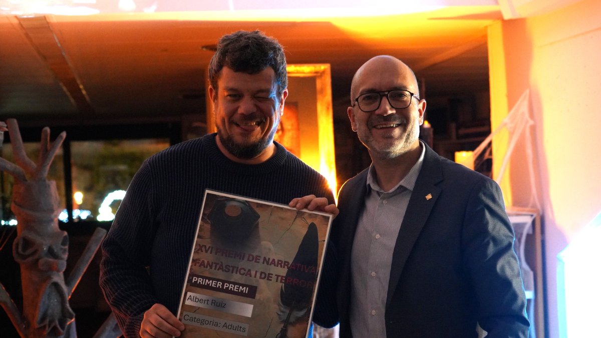 El guanyador del premi, Albert Ruiz Feijóo, amb el conseller de Cultura, Infància i Joventut, Joan Sans.