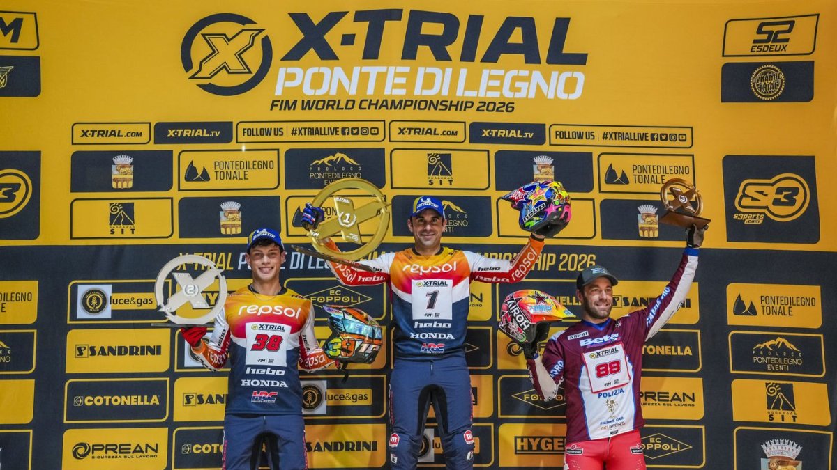 Toni Bou, al centre, celebrant la victòria a Itàlia.