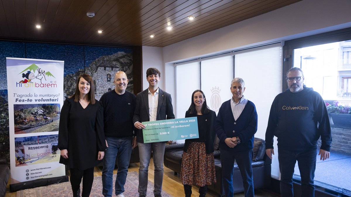 Entrega del xec a l’associació.