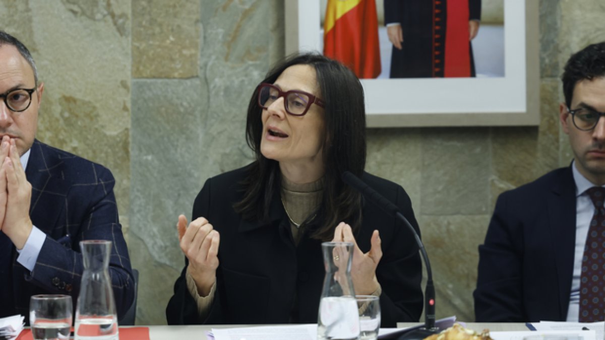 La ministra Molné durant la trobada amb els mitjans de comunicació