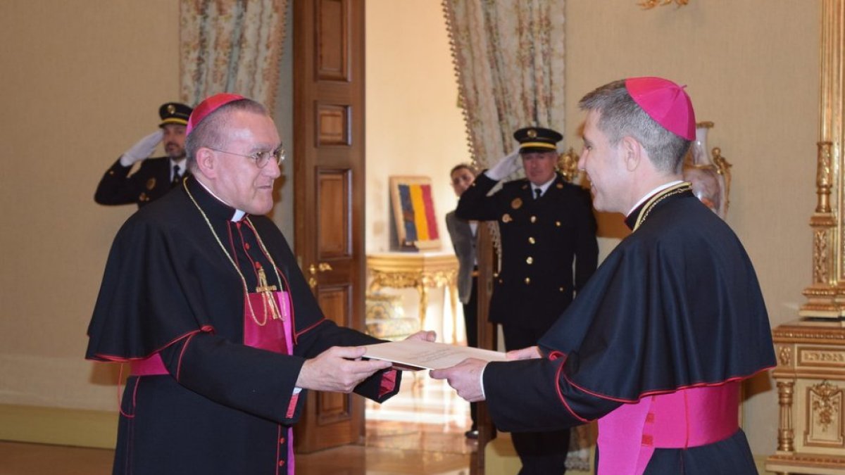 Serrano rebent les cartes credencials.