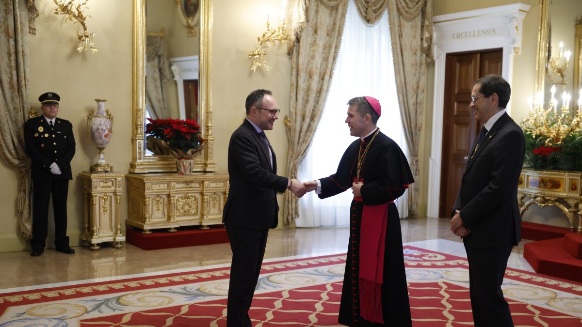 El Copríncep Episcopal, Josep-Lluís Serrano Pentinat, rebent el cap de Govern, Xavier Espot, a la recepció de Nadal.