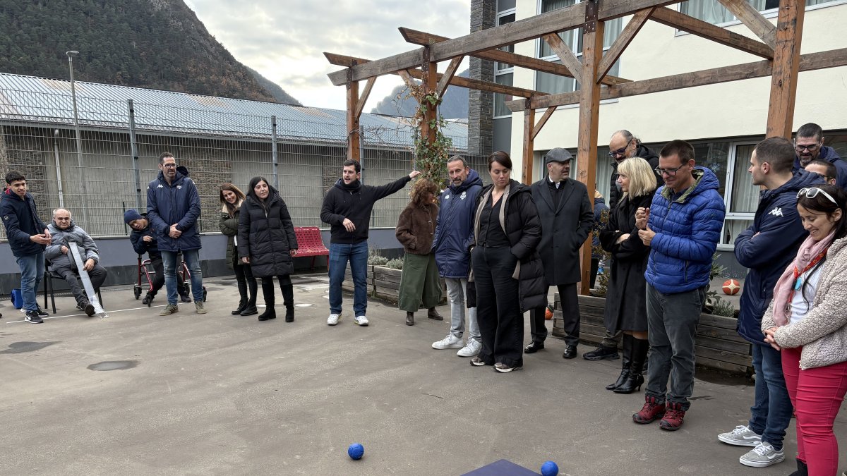 Andorra,Joan Plaza, al mig, amb el públic i membres de la Fundació Nostra Senyora de Meritxell