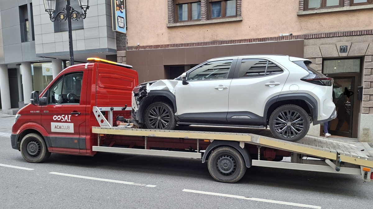 La grua emportant-se un vehicle sinistrat.