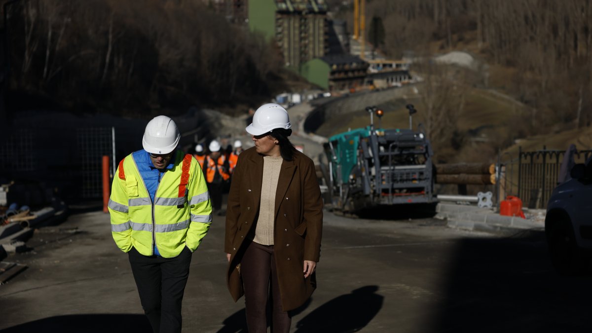 Eva Sansa visitant el tram de la Massana on es faran les obres.