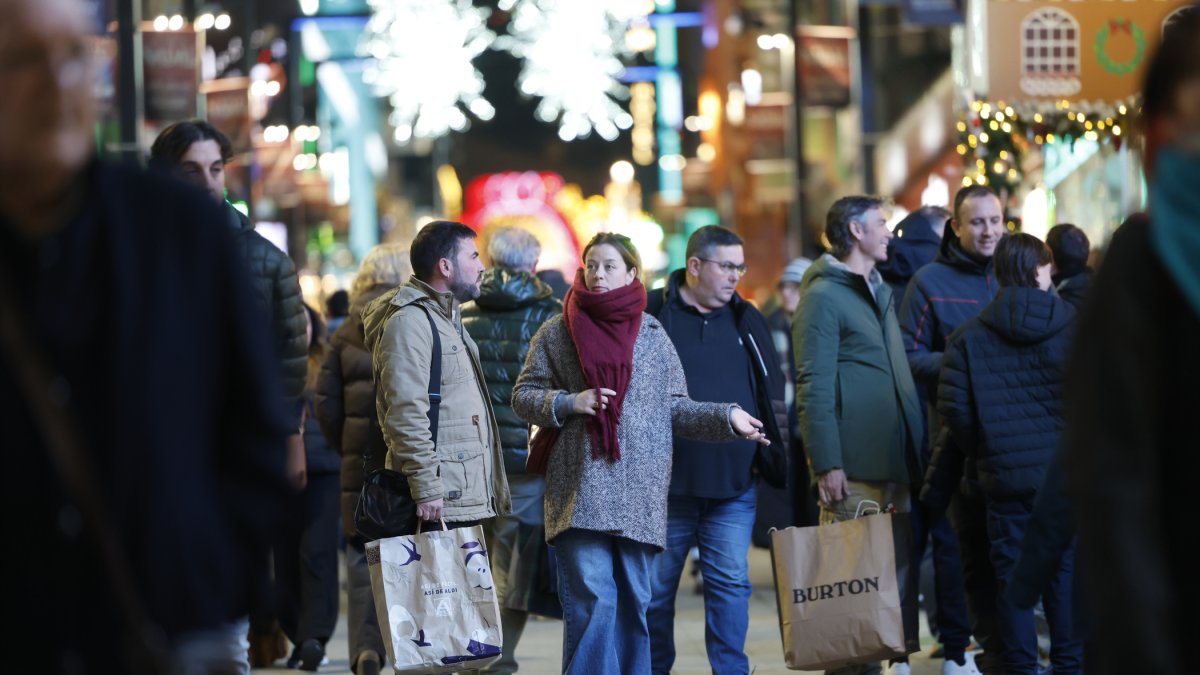 Turistes a l’eix comercial aquest desembre.