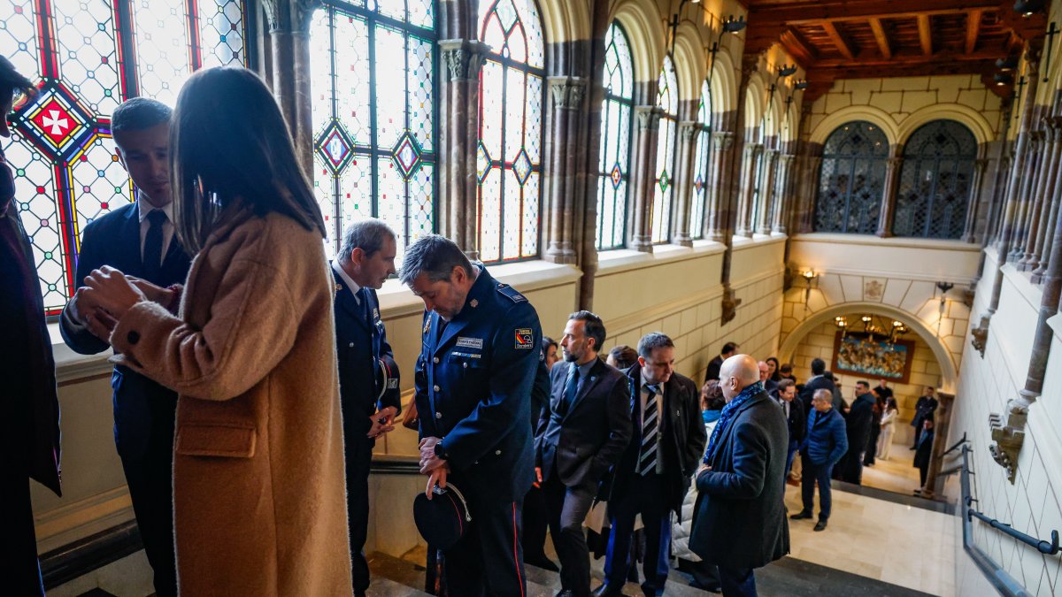 Autoritats esperant per saludar el Copríncep.
