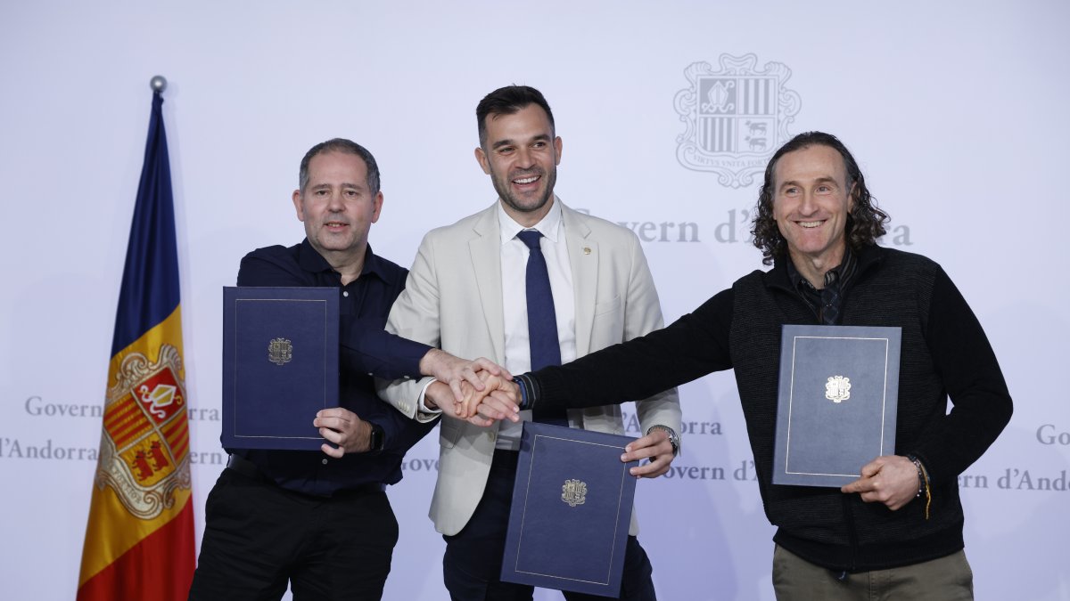 Víctor Ambor, David Forné i Armand Godoy han signat l'acord de la nova centraleta única de taxis
