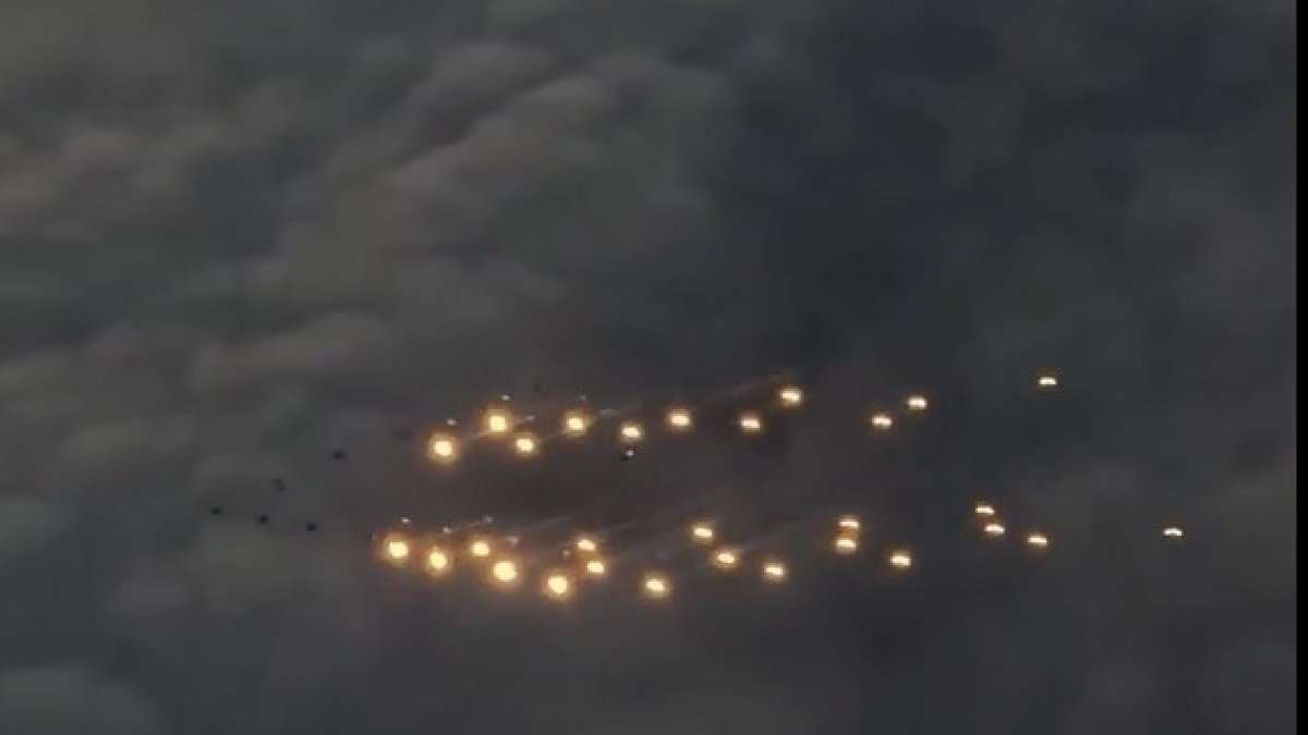 Les forces aèries noruegues dibuixen un arbre de Nadal al cel